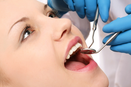 Khi răng bị nhiễm màu có nên làm răng sứ không ?