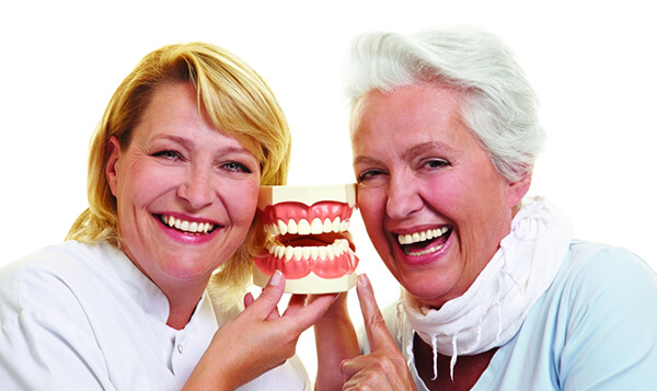 Top 2 cách trồng răng giả cho người già Chất Lượng và Tiết Kiệm nhất