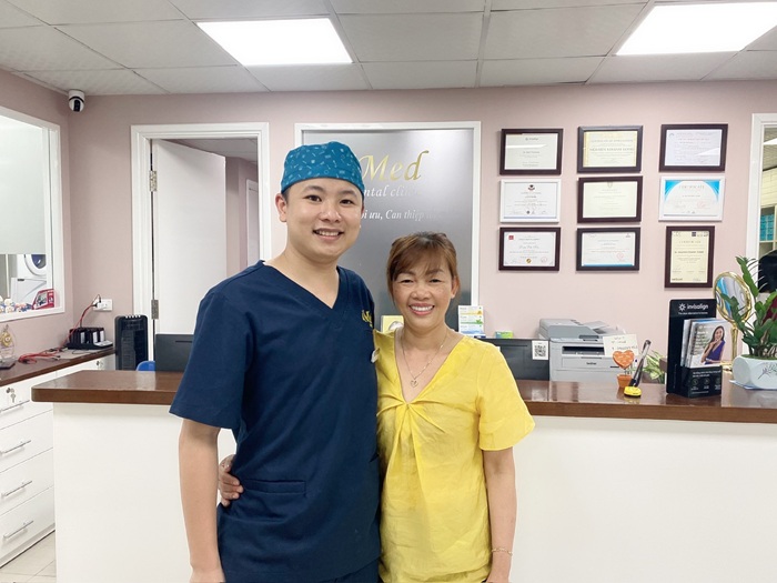 Bác sĩ nhiệt tình, hướng dẫn khách hàng thăm khám tại đây